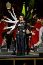 Kareena Kapoor at IIFA Magic of the Movies in Mid Florida Credit Union Amphitheater on 25th April 2014 (57)_535cf890ded4e.jpg