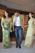 Shoaib Akhtar, Amrita Raichand, Amy Billimoria at the launch of Signature Collection of Earth 21 in Kurla Phoenix on 26th April 2014 (86)_535df2b389a3b.JPG
