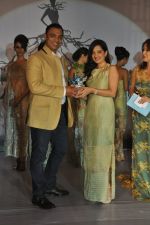 Shoaib Akhtar, Amy Billimoria at the launch of Signature Collection of Earth 21 in Kurla Phoenix on 26th April 2014 (89)_535df2bd3f9d6.JPG