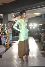 at the launch of Signature Collection of Earth 21 in Kurla Phoenix on 26th April 2014 (28)_535df2e932a15.JPG