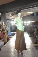 at the launch of Signature Collection of Earth 21 in Kurla Phoenix on 26th April 2014 (30)_535df2f765ccf.JPG
