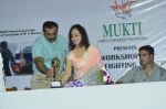 Akshay Kumar, Smita Thackeray launch Tolpar Knife Training & unarmed combat training session in Mumbai on 28th April 2014 (21)_535f79681c281.JPG