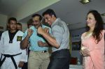 Akshay Kumar, Smita Thackeray launch Tolpar Knife Training & unarmed combat training session in Mumbai on 28th April 2014 (29)_535f7cc5f23ee.JPG
