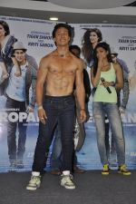 Kriti Sanon and Tiger Shroff celebrate World Dance day during the promotion of upcoming film Heropanti on 28th April 2014 (39)_535f7cf17b028.JPG