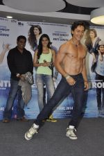 Kriti Sanon and Tiger Shroff celebrate World Dance day during the promotion of upcoming film Heropanti on 28th April 2014 (41)_535f7d0043a2f.JPG