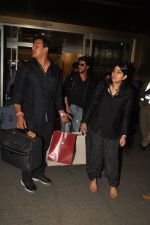 Shahrukh Khan returns from Abu Dhabi on 30th April 2014 (13)_53624cc38ab15.JPG