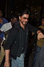 Shahrukh Khan returns from Abu Dhabi on 30th April 2014 (23)_53624f043ae16.JPG
