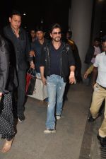 Shahrukh Khan returns from Abu Dhabi on 30th April 2014 (28)_53624d26c67fb.JPG