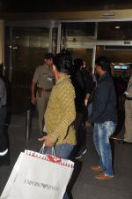 Shahrukh Khan returns from Abu Dhabi on 30th April 2014 (3)_53624c547f88a.JPG