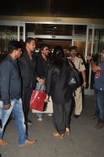 Shahrukh Khan returns from Abu Dhabi on 30th April 2014 (5)_53624c6f16016.JPG