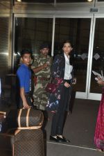 Sonam Kapoor and Rhea Kapoor leave for Cannes in Airport, Mumbai on 16th May 2014 (18)_5376f4a336464.JPG