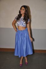 Esha Gupta at Humshakals promotions on Zee Lil masters in Famous Studio, Mumbai on 19th May 2014 (24)_537af05aebe02.JPG