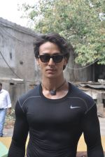 Tiger Shroff live stunt in Andheri, Mumbai on 19th May 2014 (217)_537af3e952a18.JPG