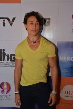 Tiger Shroff promote Heropanti at Mad Over Donuts launches Donutpanti donut in Mumbai on 19th May 2014 (102)_537aeabfc75e5.JPG