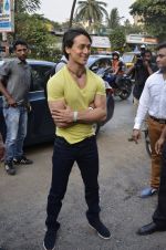 Tiger Shroff promote Heropanti at Mad Over Donuts launches Donutpanti donut in Mumbai on 19th May 2014 (87)_537aeab83e2fd.JPG