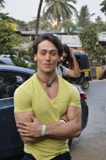 Tiger Shroff promote Heropanti at Mad Over Donuts launches Donutpanti donut in Mumbai on 19th May 2014 (90)_537aeab9d06a2.JPG