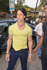 Tiger Shroff promote Heropanti at Mad Over Donuts launches Donutpanti donut in Mumbai on 19th May 2014 (91)_537aeaba5d0c0.JPG
