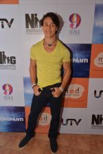 Tiger Shroff promote Heropanti at Mad Over Donuts launches Donutpanti donut in Mumbai on 19th May 2014 (94)_537aeabc4f814.JPG