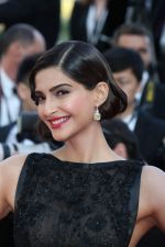 0518_Sonam_Kapoor_in_Chopard_02_537f2f90aa4d5.jpg