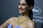 Sonam Kapoor at 67th Cannes Film Festival on 15th May 2014 (1)_537f3154af031.jpg
