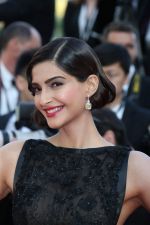 Sonam Kapoor at 67th Cannes Film Festival on 15th May 2014 (6)_537f3157765a2.jpg