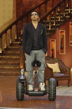 Akshay Kumar on the sets of Comedy Nights with Kapil in Mumbai on 23rd May 2014 (22)_5380852d7d578.JPG