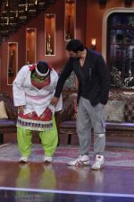 Akshay Kumar on the sets of Comedy Nights with Kapil in Mumbai on 23rd May 2014 (47)_53808537b670f.JPG