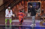 Akshay Kumar on the sets of Comedy Nights with Kapil in Mumbai on 23rd May 2014 (82)_5380854951f83.JPG