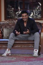 Akshay Kumar on the sets of Comedy Nights with Kapil in Mumbai on 23rd May 2014 (92)_53808577d2bd1.JPG