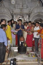 Tiger Shroff and Kirti Sanon pray at Babulnath temple in Mumbai on 26th May 2014 (23)_538462733ebdc.JPG