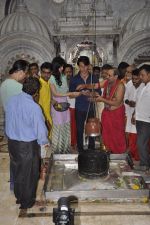 Tiger Shroff and Kirti Sanon pray at Babulnath temple in Mumbai on 26th May 2014 (24)_538461f667aff.JPG