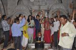 Tiger Shroff and Kirti Sanon pray at Babulnath temple in Mumbai on 26th May 2014 (27)_53846274d7246.JPG