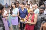 Tiger Shroff and Kirti Sanon pray at Babulnath temple in Mumbai on 26th May 2014 (33)_5384627644f47.JPG