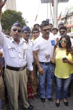 Sunil Shetty distributes water bottles to traffic cops in Worli, Mumbai on 29th May 2014 (30)_538939afccc6a.JPG