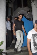Yuvraj Singh snapped outside Olive on 30th May 2014 (103)_538945921bc08.JPG