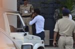 Shahrukh Khan snapped at airport as he leave for ipl finals in Mumbai on 1st June 2014 (1)_538bef21a2582.JPG