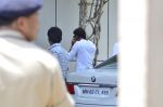 Shahrukh Khan snapped at airport as he leave for ipl finals in Mumbai on 1st June 2014 (5)_538bef2656384.JPG