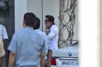 Shahrukh Khan snapped at airport as he leave for ipl finals in Mumbai on 1st June 2014 (9)_538bef2a88a2b.JPG