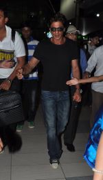 Shahrukh Khan returns after winning IPL 2014 in Mumbai Airport on 2nd June 2014 (3)_538d5d976b6e7.JPG