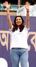 Juhi Chawla celebrates at Eden Garden, Kolkatta on 3rd June 2014 (22)_538e86f4d2349.jpg