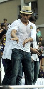 Shahrukh Khan celebrates at Eden Garden, Kolkatta on 3rd June 2014 (7)_538e871f79016.jpg