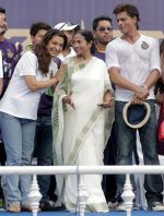 Shahrukh Khan, Juhi Chawla celebrates at Eden Garden, Kolkatta on 3rd June 2014 (14)_538e86e562989.jpg