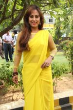 Maanu Actress New Stills in Yellow Sari (15)_53915837b0307.jpg