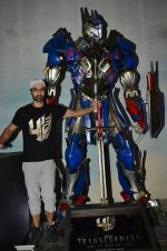 Ashmit Patel pose with Optimus Prime to promote Transformers in Mehboob on 11th June 2014 (21)_53994c50e7b2b.JPG