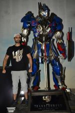Ashmit Patel pose with Optimus Prime to promote Transformers in Mehboob on 11th June 2014 (26)_53994c538e920.JPG