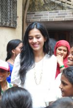 Amrita Rao spends time with kids of NGO pratham in Mumbai on 19th June 2014 (95)_53a2d719d4a1c.JPG