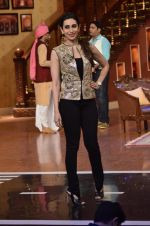 Karishma Kapoor on the sets of Comedy Nights with Kapil in Mumbai on 18th June 2014 (21)_53a2a88b7a75f.JPG