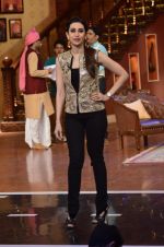 Karishma Kapoor on the sets of Comedy Nights with Kapil in Mumbai on 18th June 2014 (22)_53a2a88c07fb9.JPG