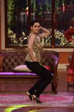 Karishma Kapoor on the sets of Comedy Nights with Kapil in Mumbai on 18th June 2014 (23)_53a2a88c87ab5.JPG