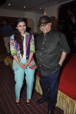Soha Ali Khan, Rajkumar Santoshi at film Chaarfutiya Chhokare meet in Raheja Classique, Mumbai on 18th June 2014 (59)_53a2a8e8d4ecd.JPG